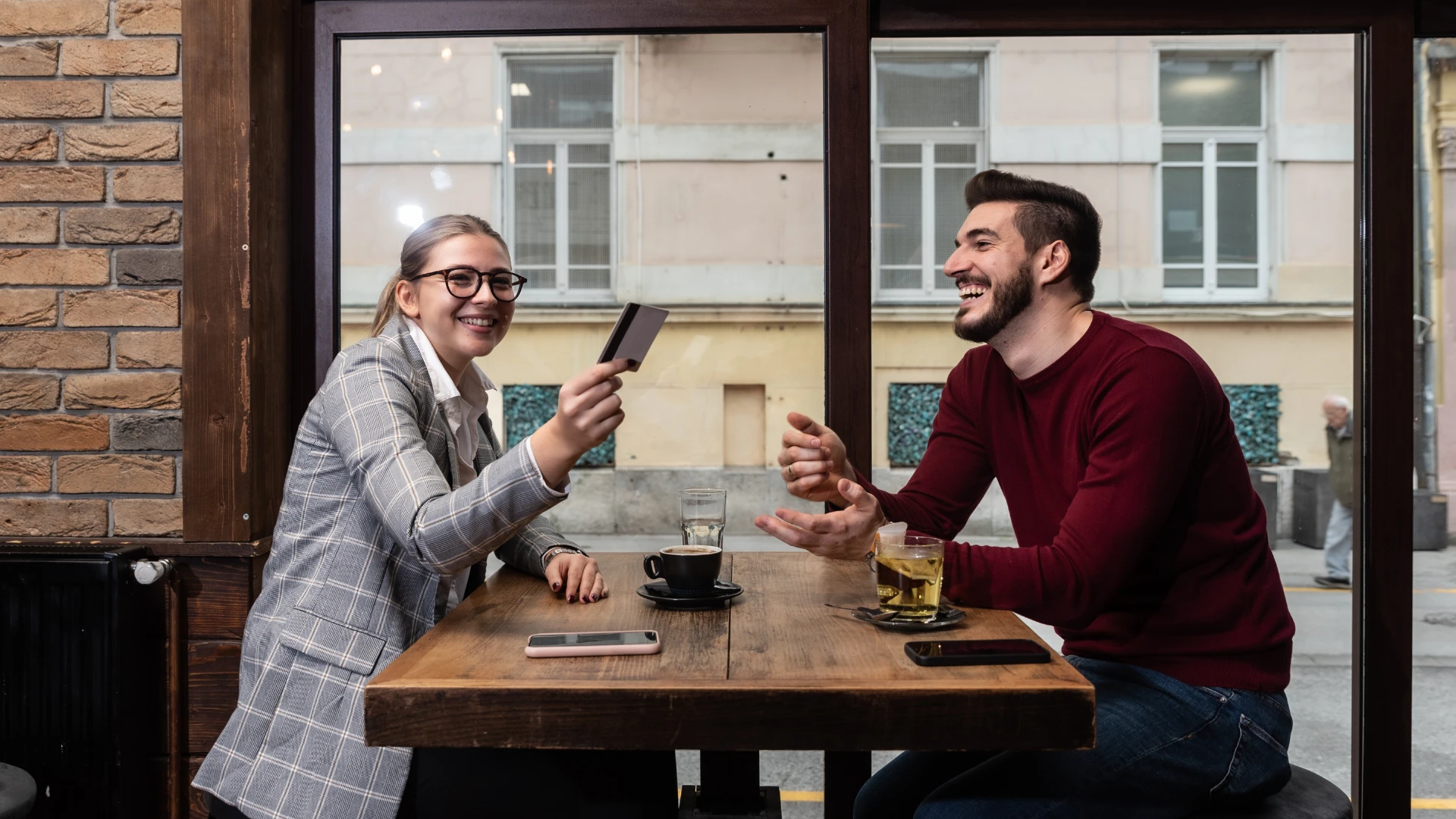 femme amoureuse du fait qu'elle paie les repas de l'homme