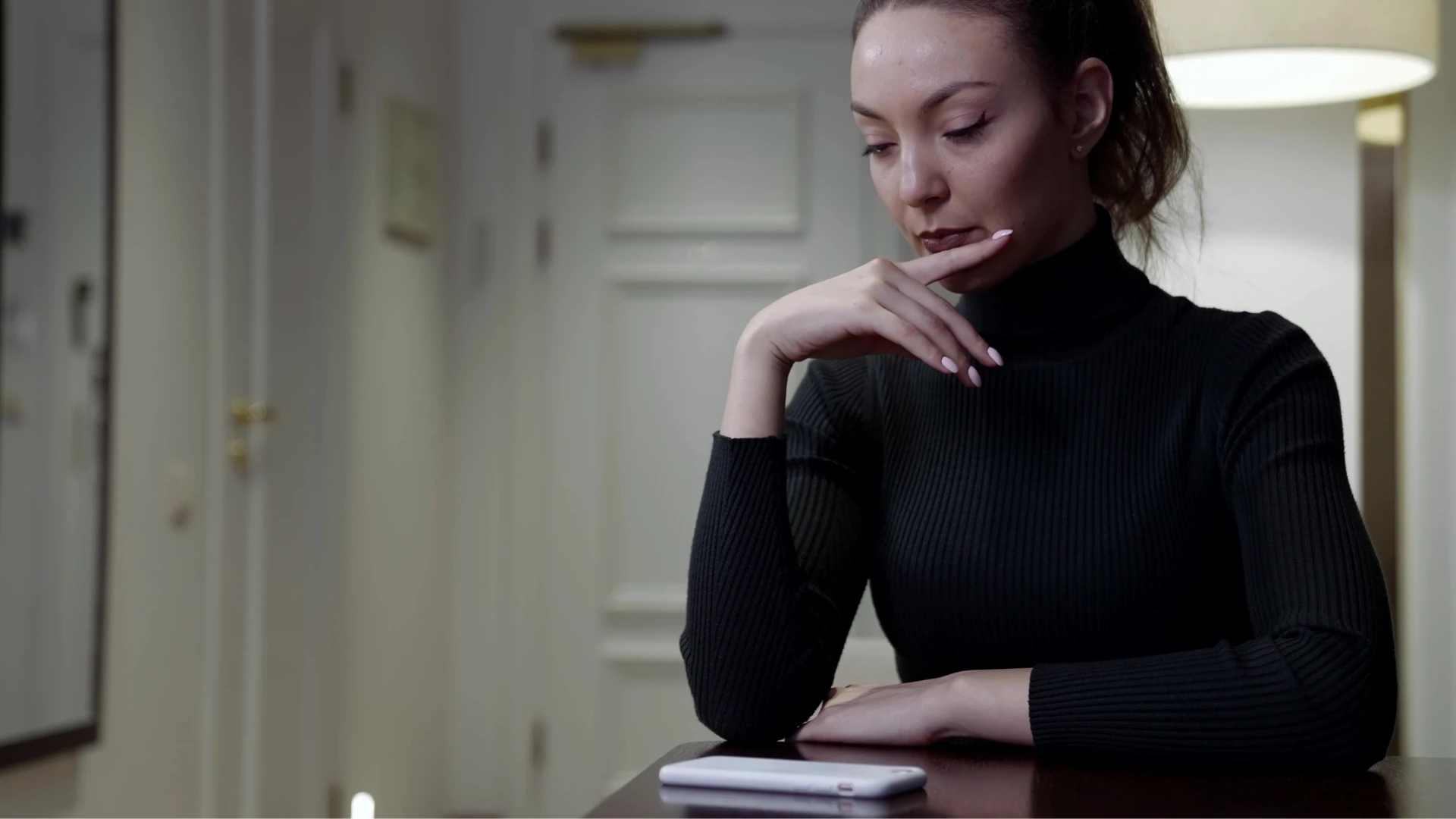 femme qui est entichée alors qu'elle est assise au téléphone en attendant un appel