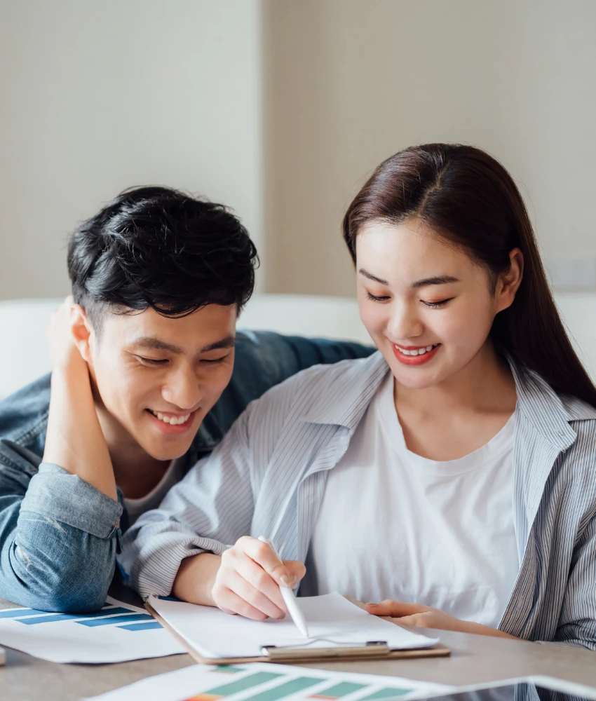 Un extraverti heureux fait un plan avec un introverti montrant l'importance de ralentir