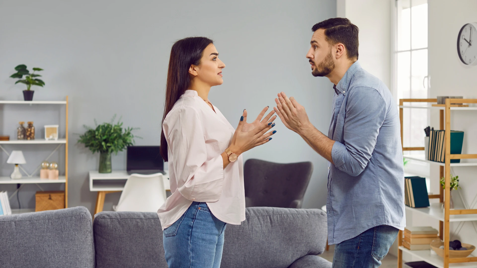 un homme qui n'aime pas autant les femmes qu'il le prétend car il la traite mal