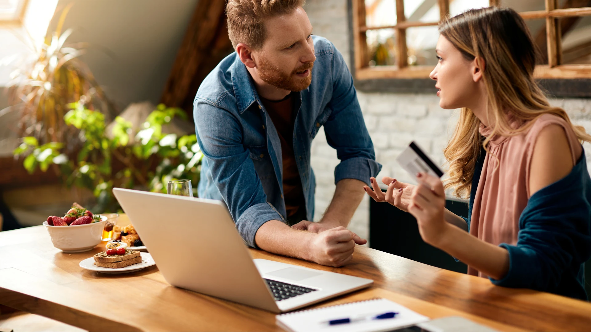 femme qui doit dire adieu à l'habitude des trahisons financières si elle veut avoir un bon mariage