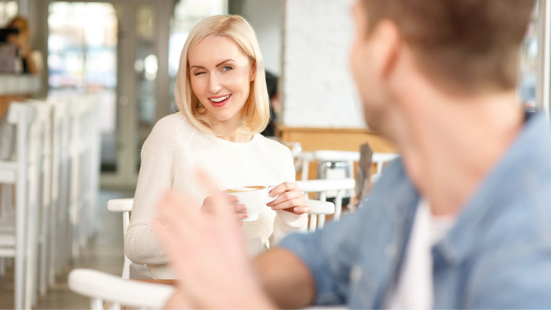 femme avec un charisme de haut niveau qui montre de l'intérêt