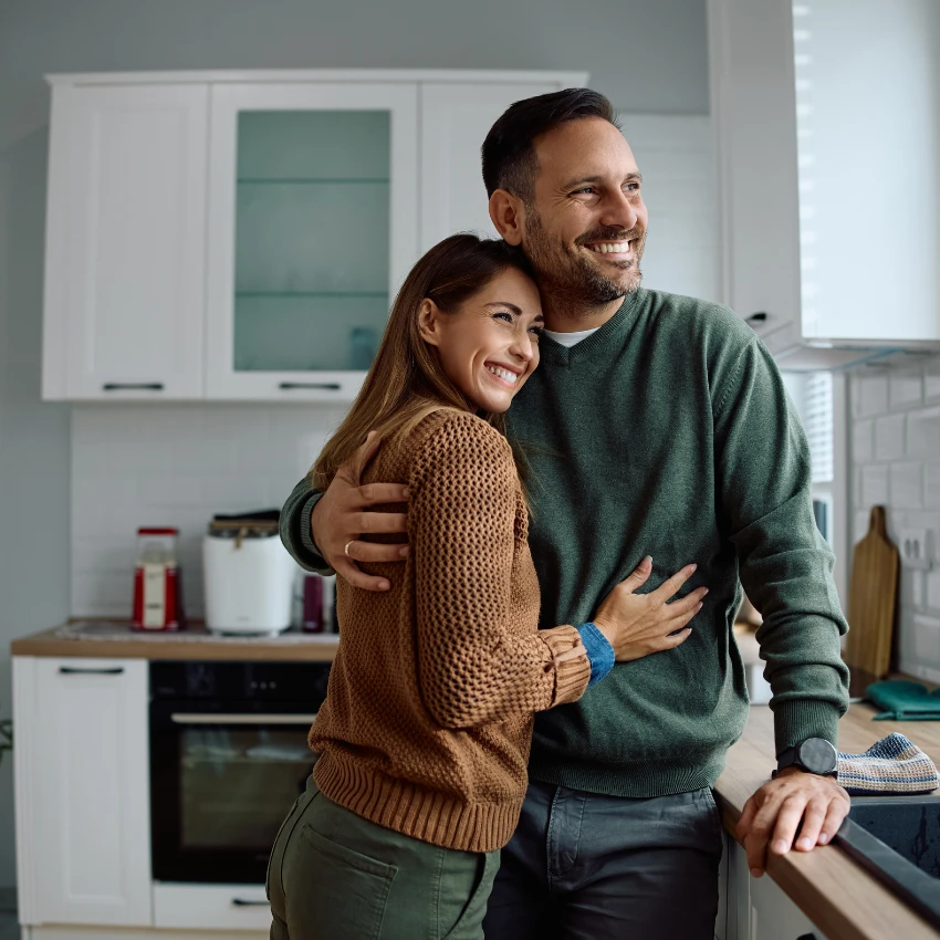couple heureux qui ne franchit pas une étape importante