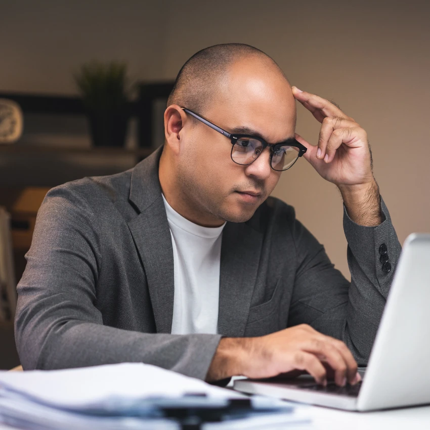 mari très respecté qui accepte les défis avec grâce au travail