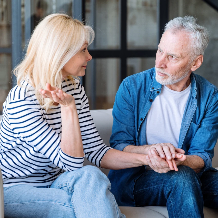 Mari faisant une pause avant de parler avec sa femme