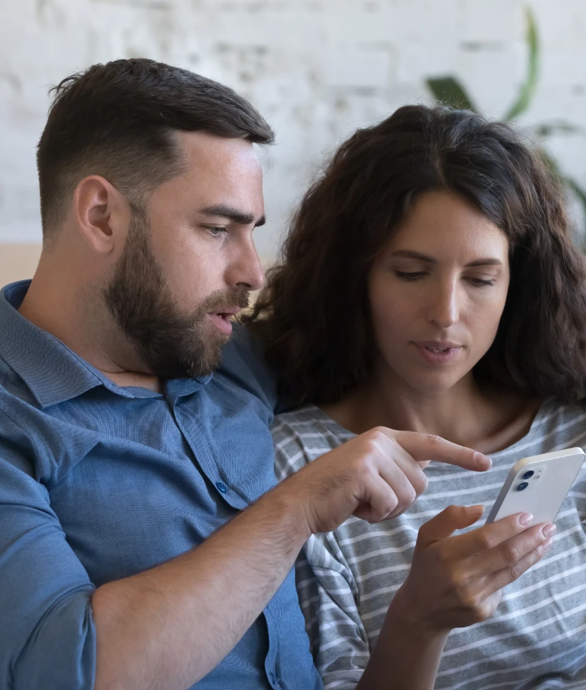 Un couple calme communique en montrant comment rester fort