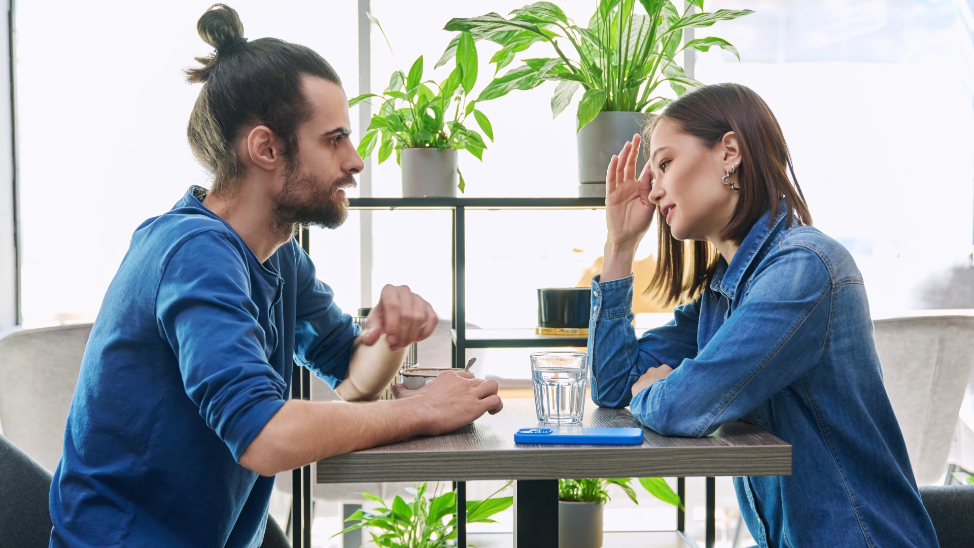 un homme assis en face d'une femme qui demande comment puis-je te soutenir