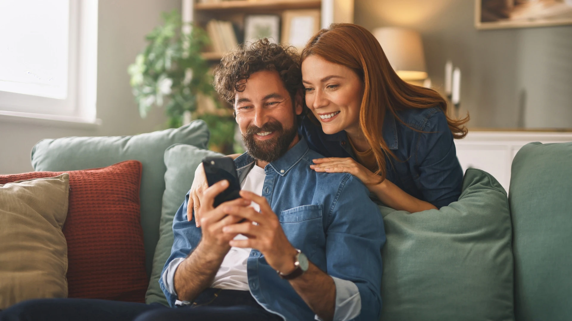 femme regardant le téléphone d'un homme disant que je leur ai déjà parlé de toi