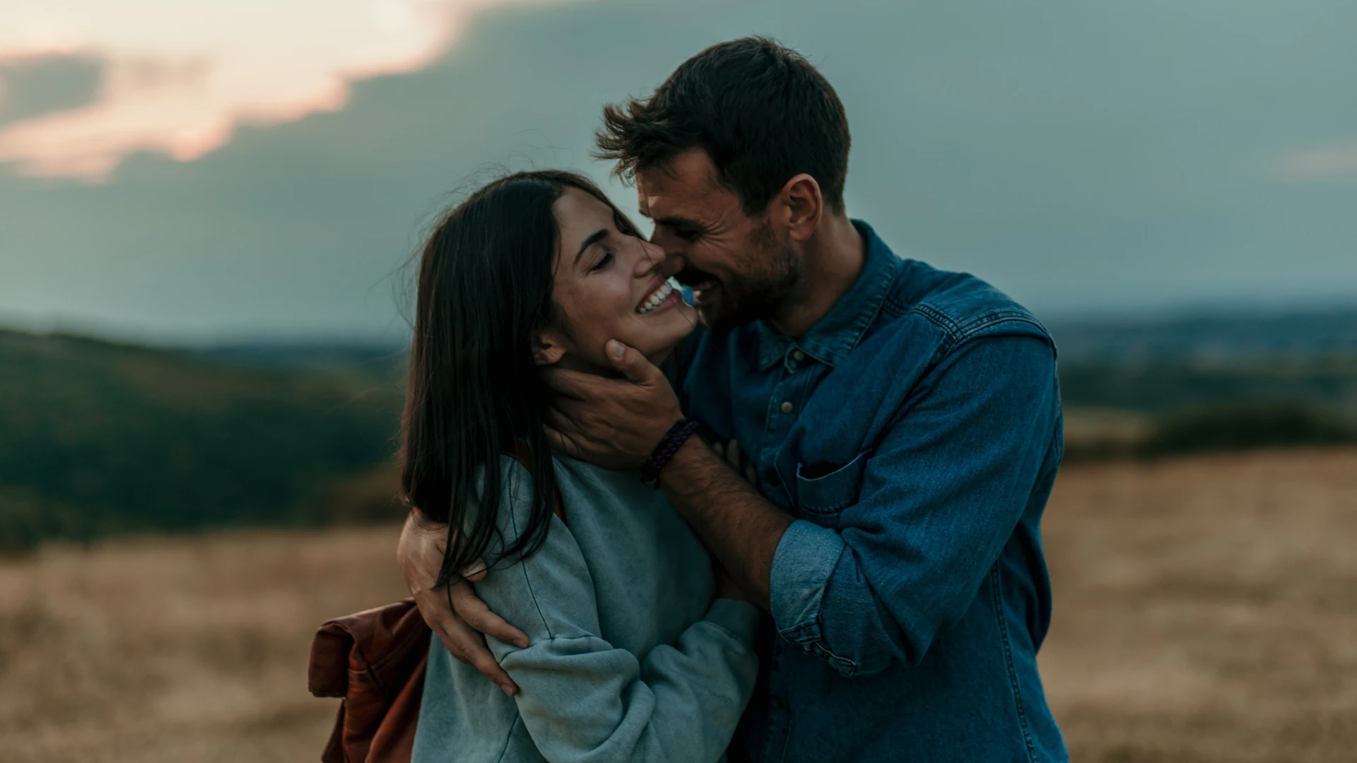 homme tenant une femme disant que j'apprécie tout ce que tu fais pour moi