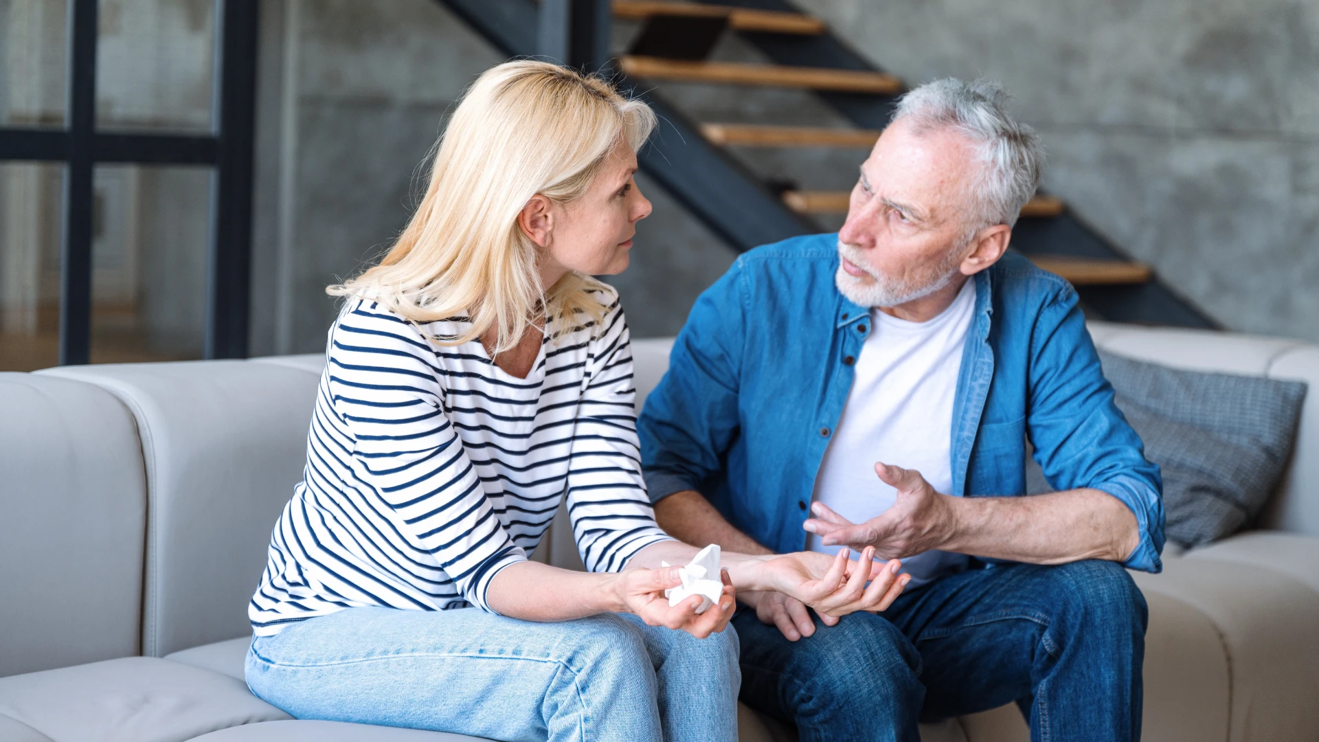vieux couple parlant sur le canapé, mari disant que je ne veux pas qu'il y ait de tension entre nous