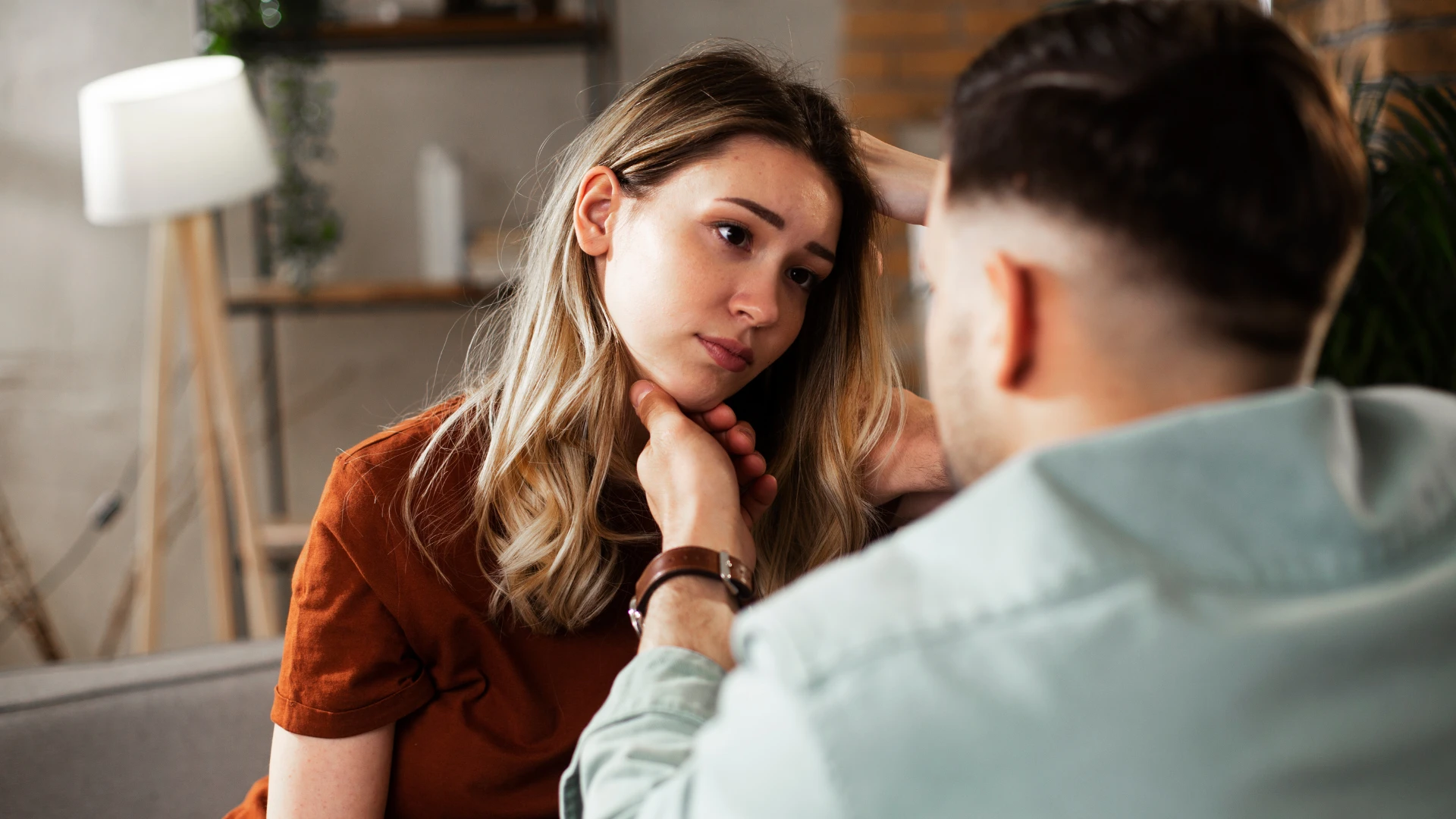 une femme regarde un homme bouleversé alors qu'il dit que je respecte ce que tu ressens