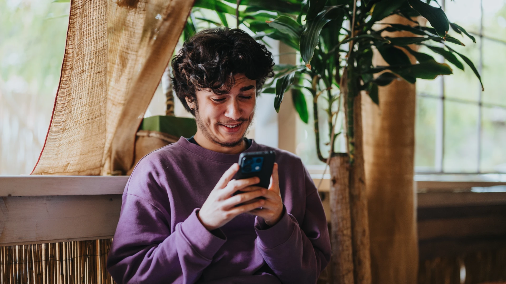un homme envoie des SMS à sa femme au sujet des projets qu'ils ont faits