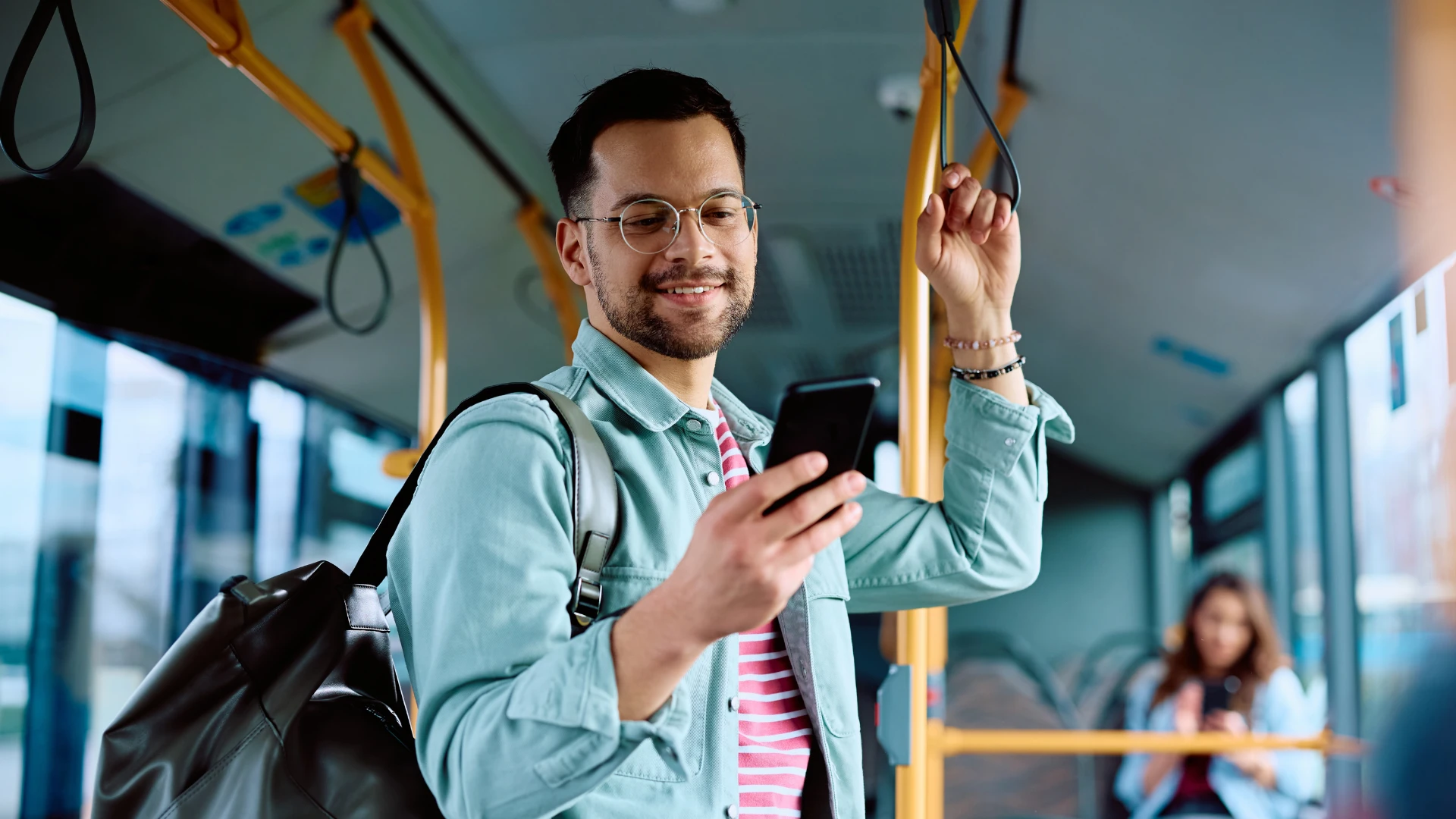 homme dans le bus envoyant des SMS à sa femme 