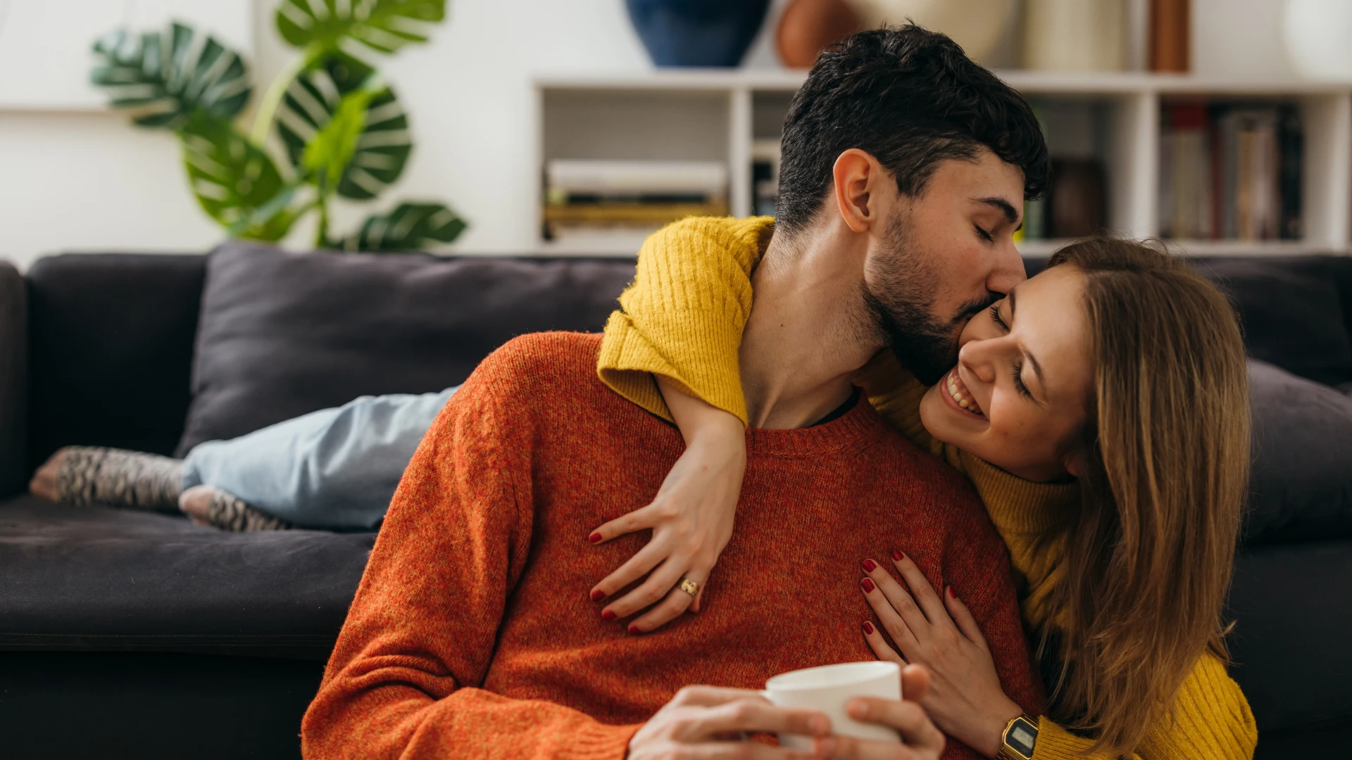 un homme embrasse la joue d'une femme en disant que tu es ma première priorité 