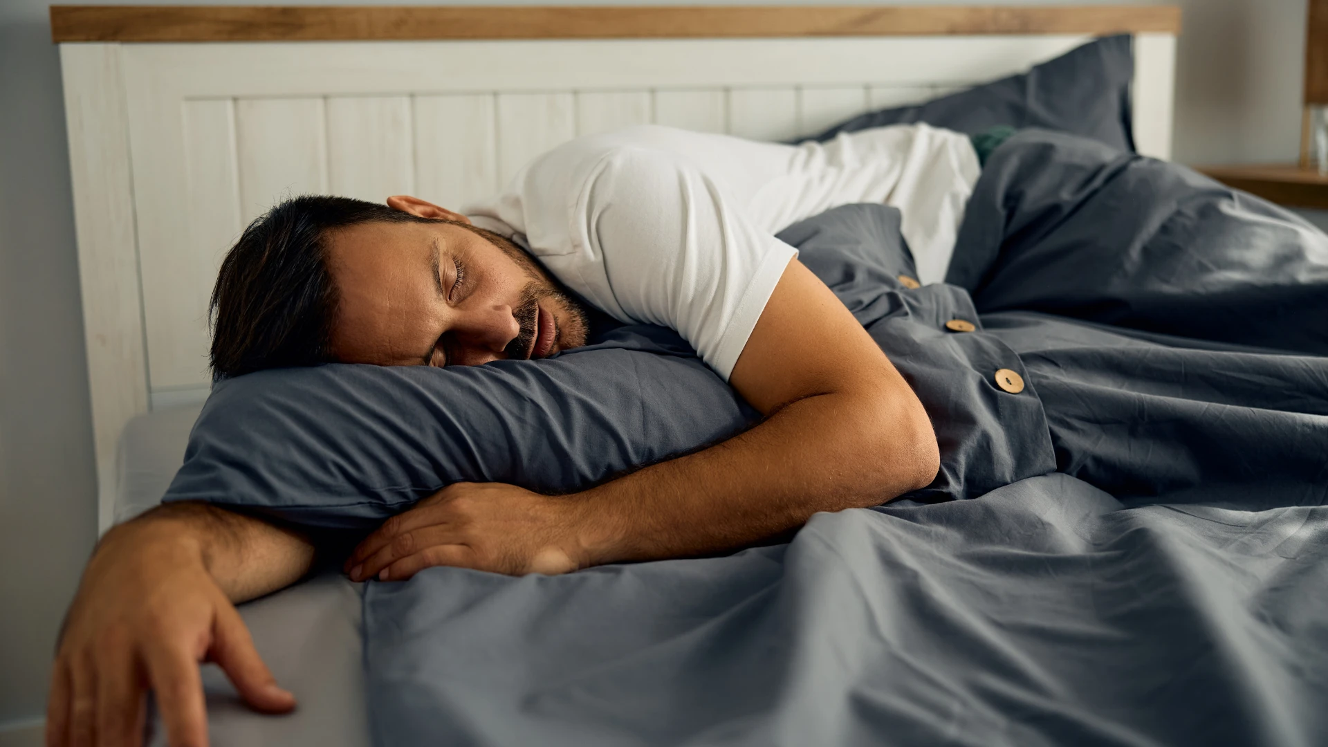 homme soulagé qui dort dans son lit