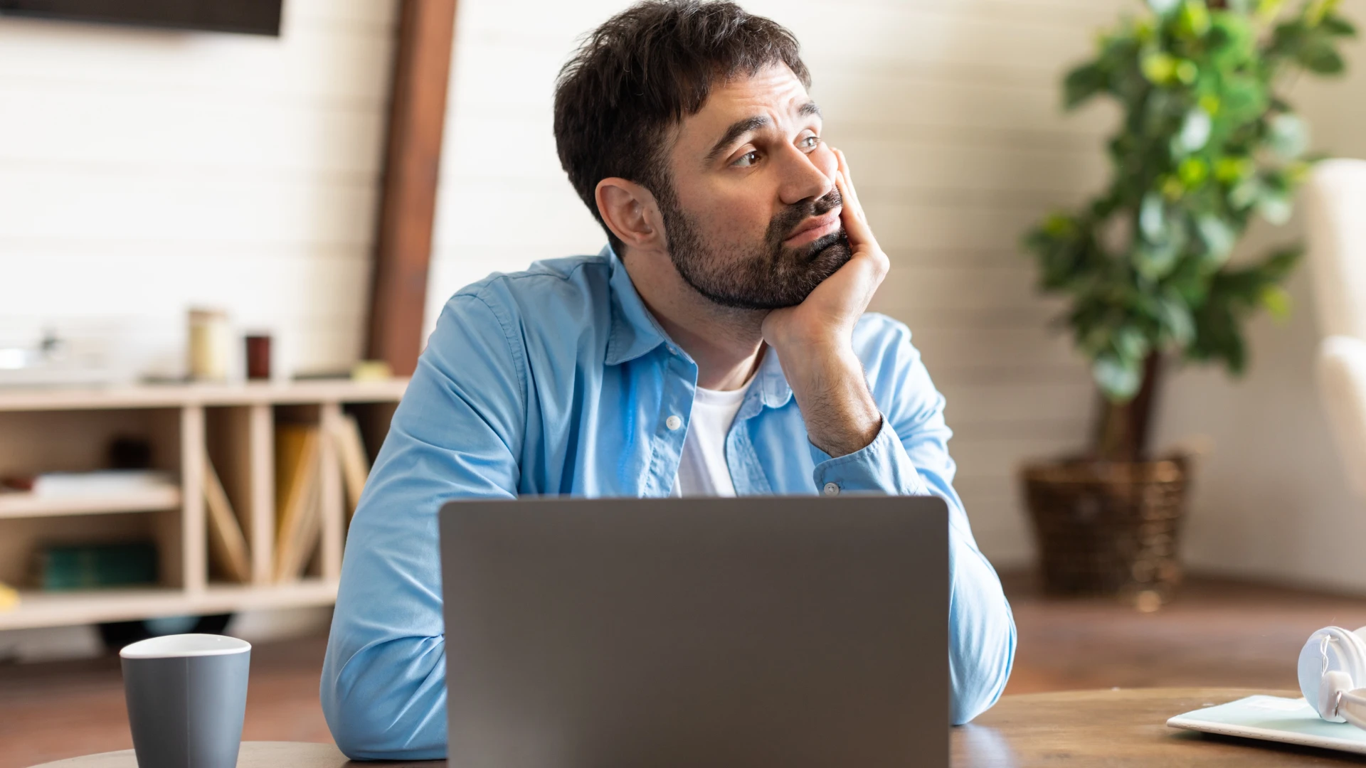 homme distrait regardant par la fenêtre 