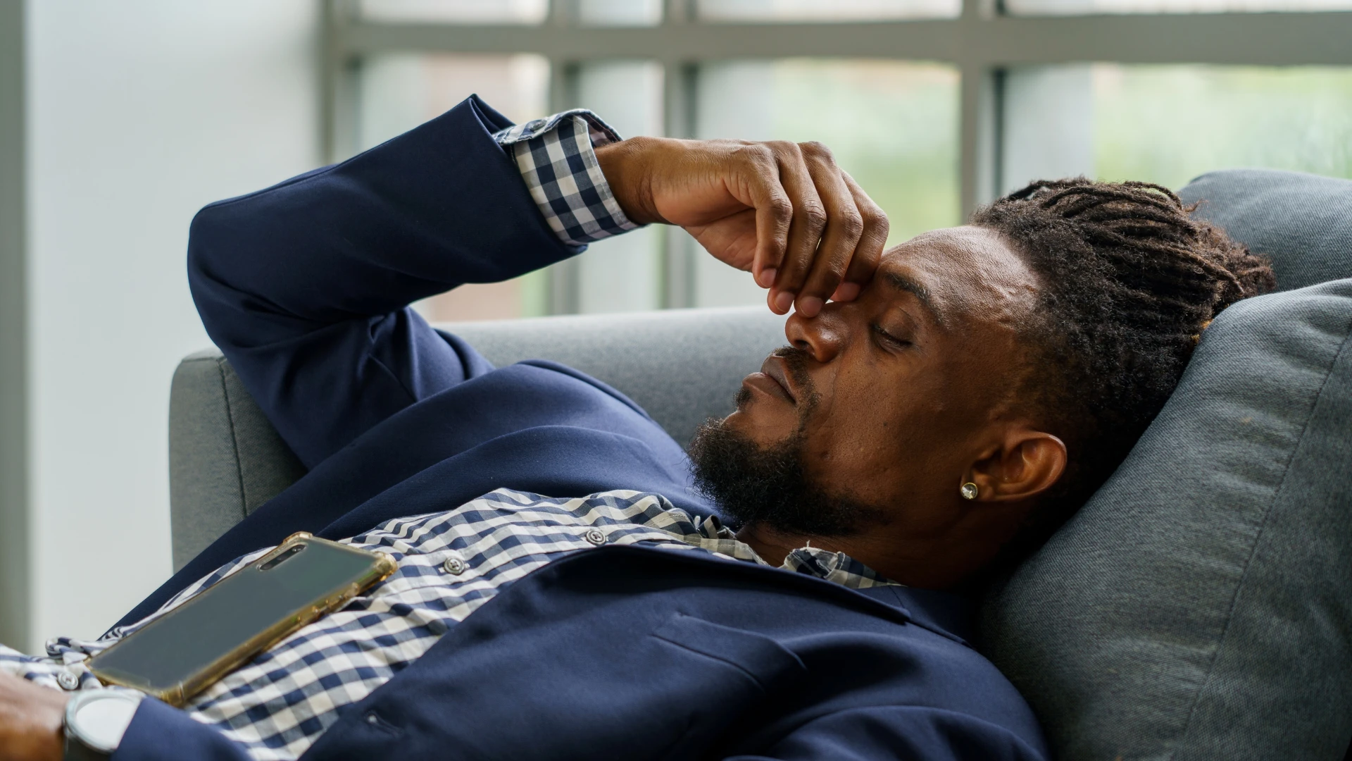homme stressé, dormant sur le canapé