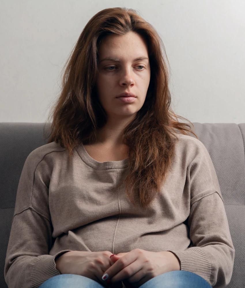 Une femme bouleversée se sent déséquilibrée et montre que son partenaire va probablement tricher à nouveau