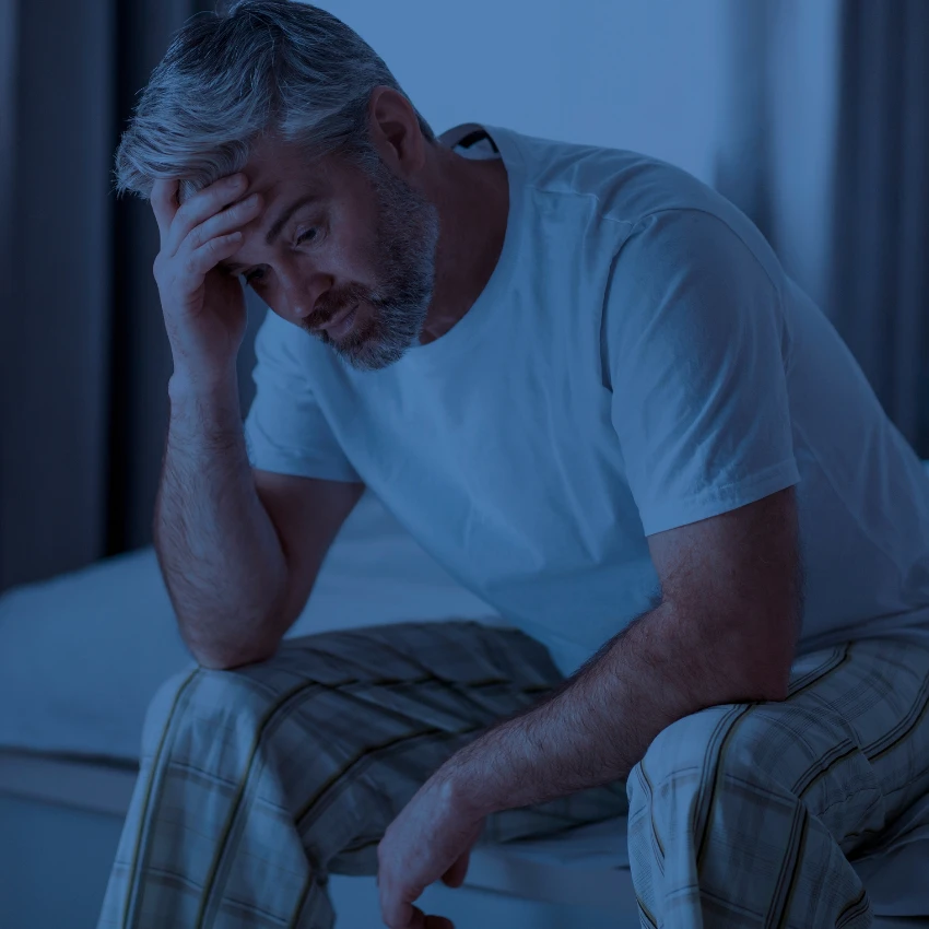 homme malheureux assis dans son lit étant déconnecté et passif