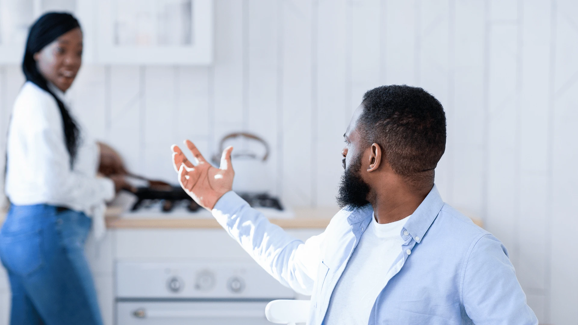 un homme se plaint de tout à sa femme