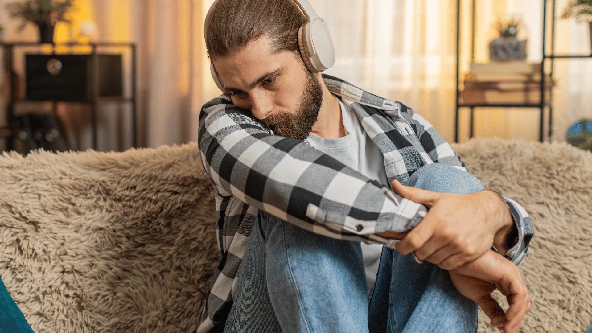 homme avec ses écouteurs