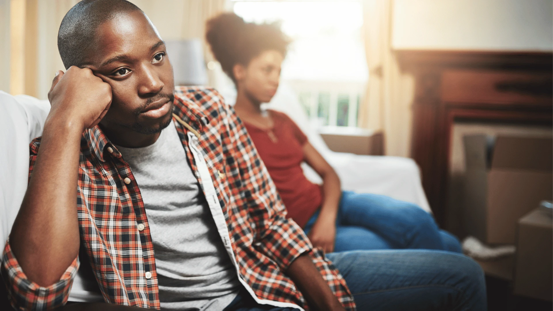 homme donnant à sa femme le traitement silencieux