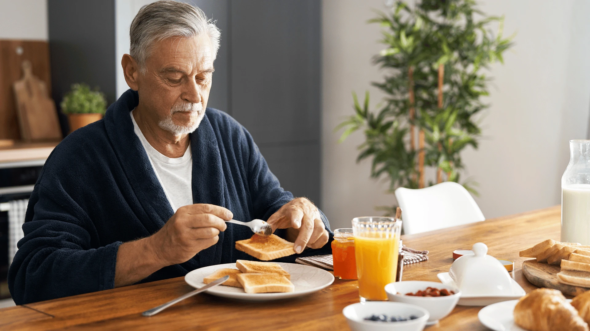 homme prenant son petit déjeuner sans sa femme