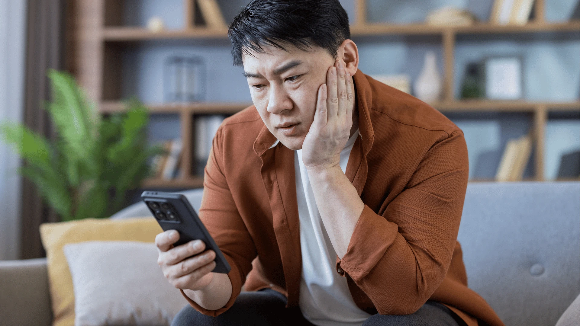 homme collé à son téléphone