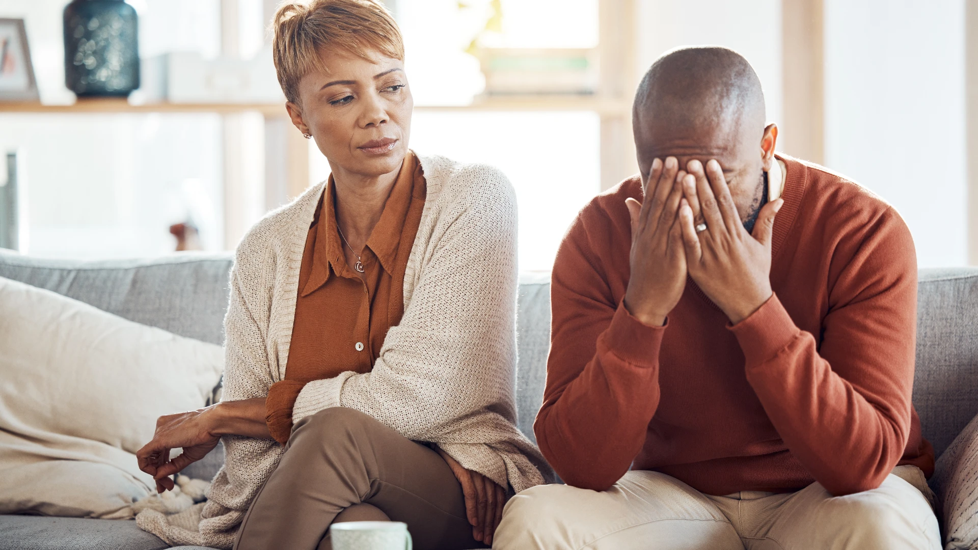 le mari demande à sa femme s'ils peuvent en parler plus tard