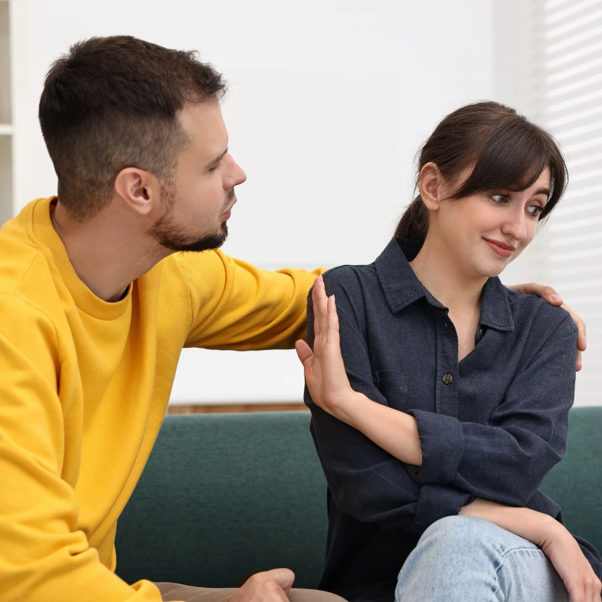 femme qui laisse tomber quelqu'un gentiment en lui disant gentiment merci mais non merci
