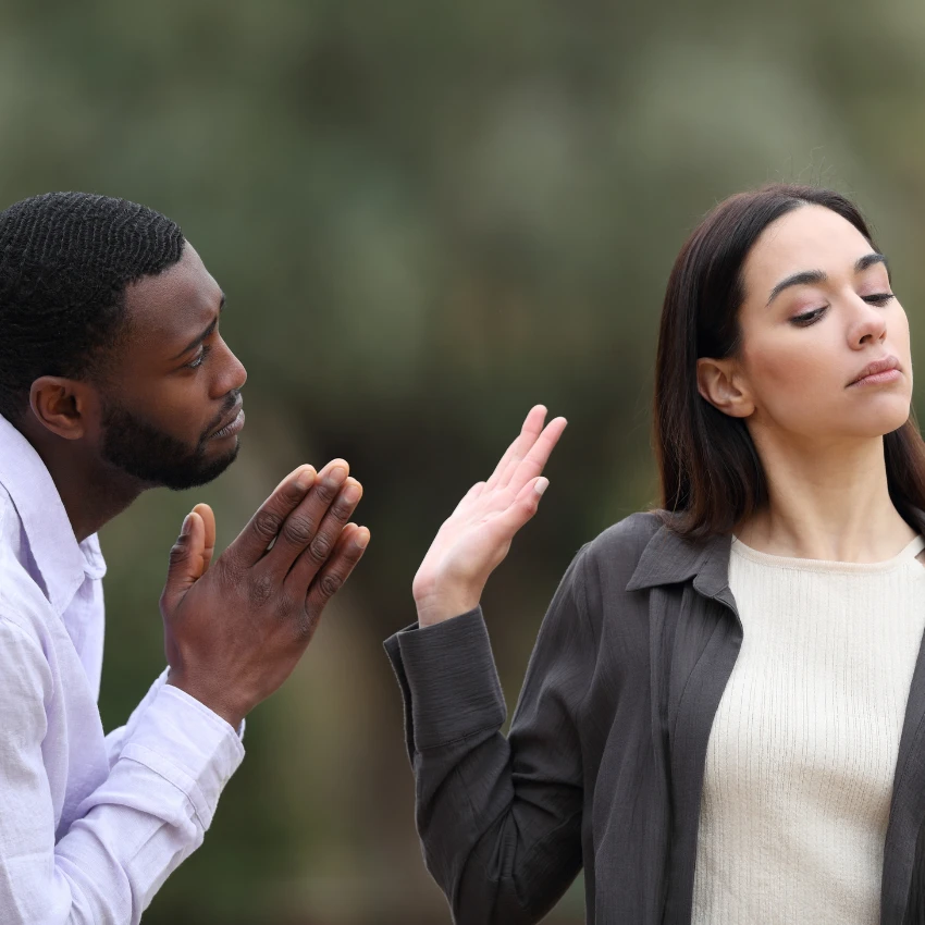 femme qui dit gentiment à l'homme qu'elle n'est pas intéressée en lui disant qu'elle préférerait rester amie