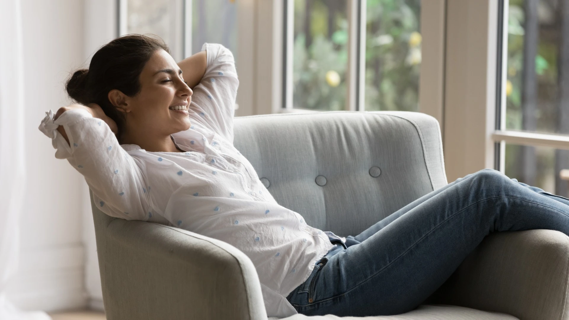 femme qui est restée célibataire car les avantages sont qu'elle n'est pas liée par un contrat
