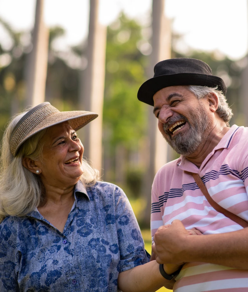 Laughing couple montrant comment faire face au changement