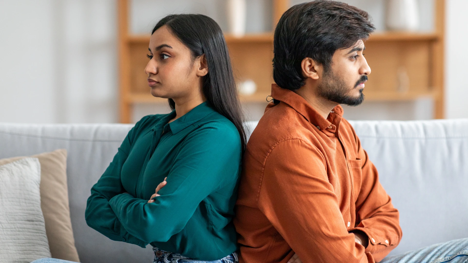 un couple s'est détourné l'un de l'autre pour éviter l'affection