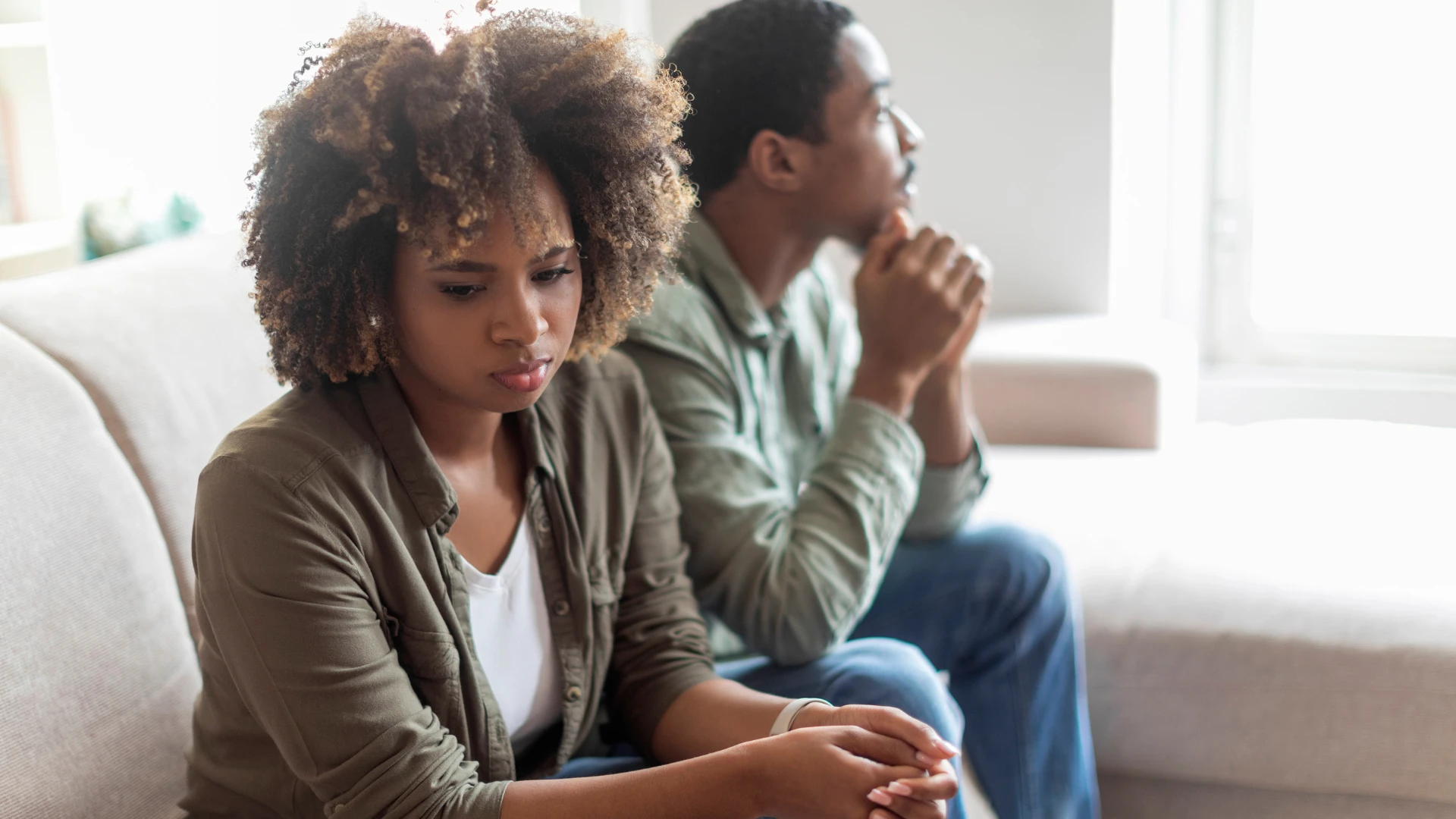 une femme s'est détournée de son mari qui ne veut pas parler de la façon dont ils se sont rencontrés