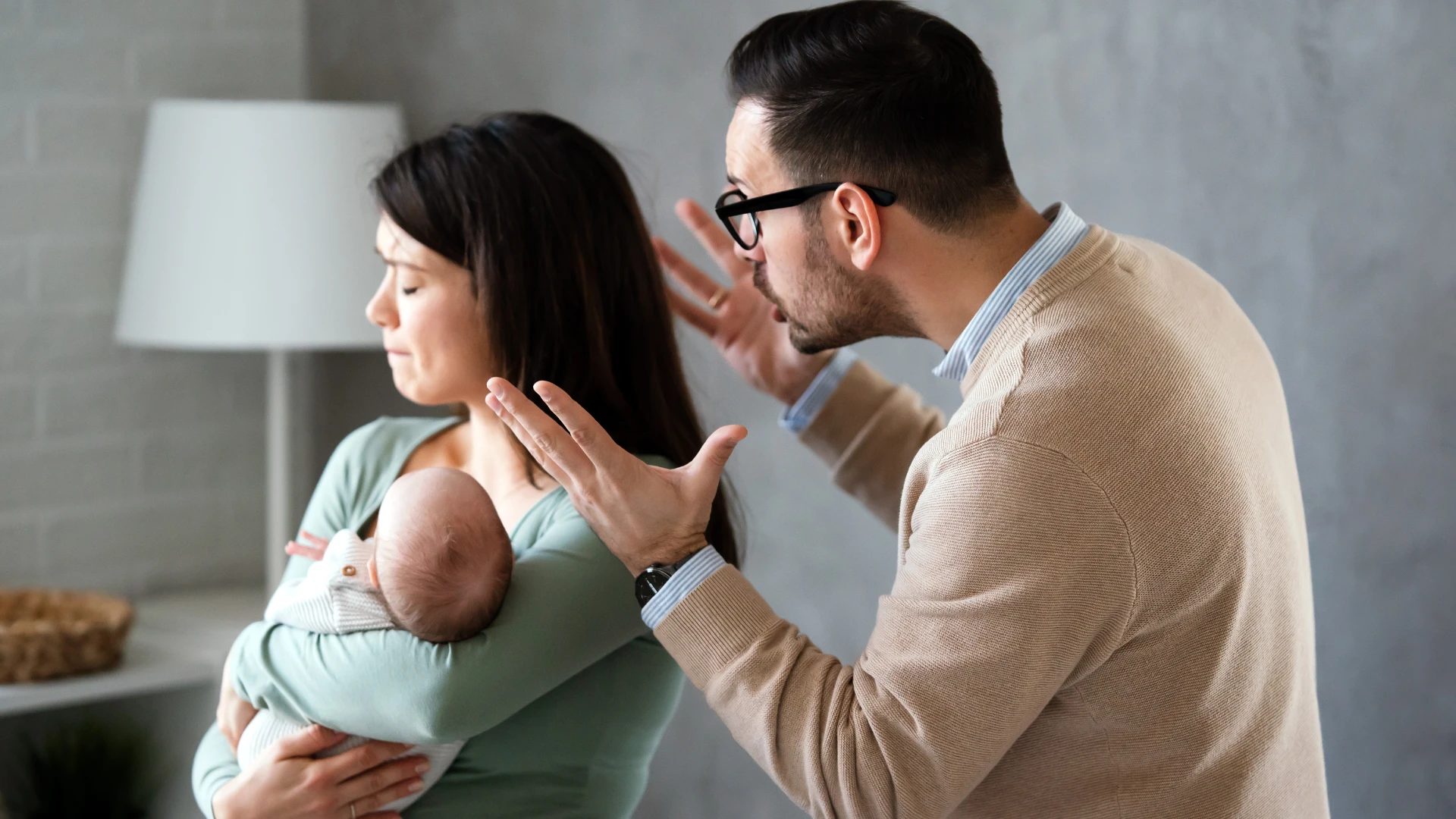 homme se disputant avec sa femme au sujet des choix parentaux