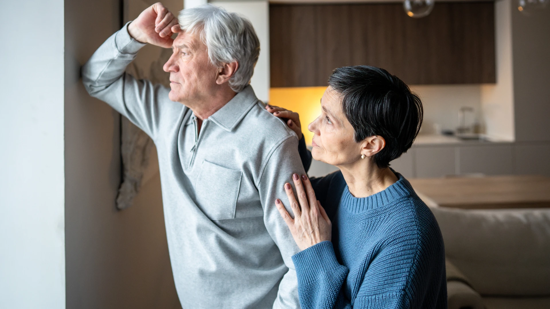 le mari évite les aspirations de sa femme à la maison