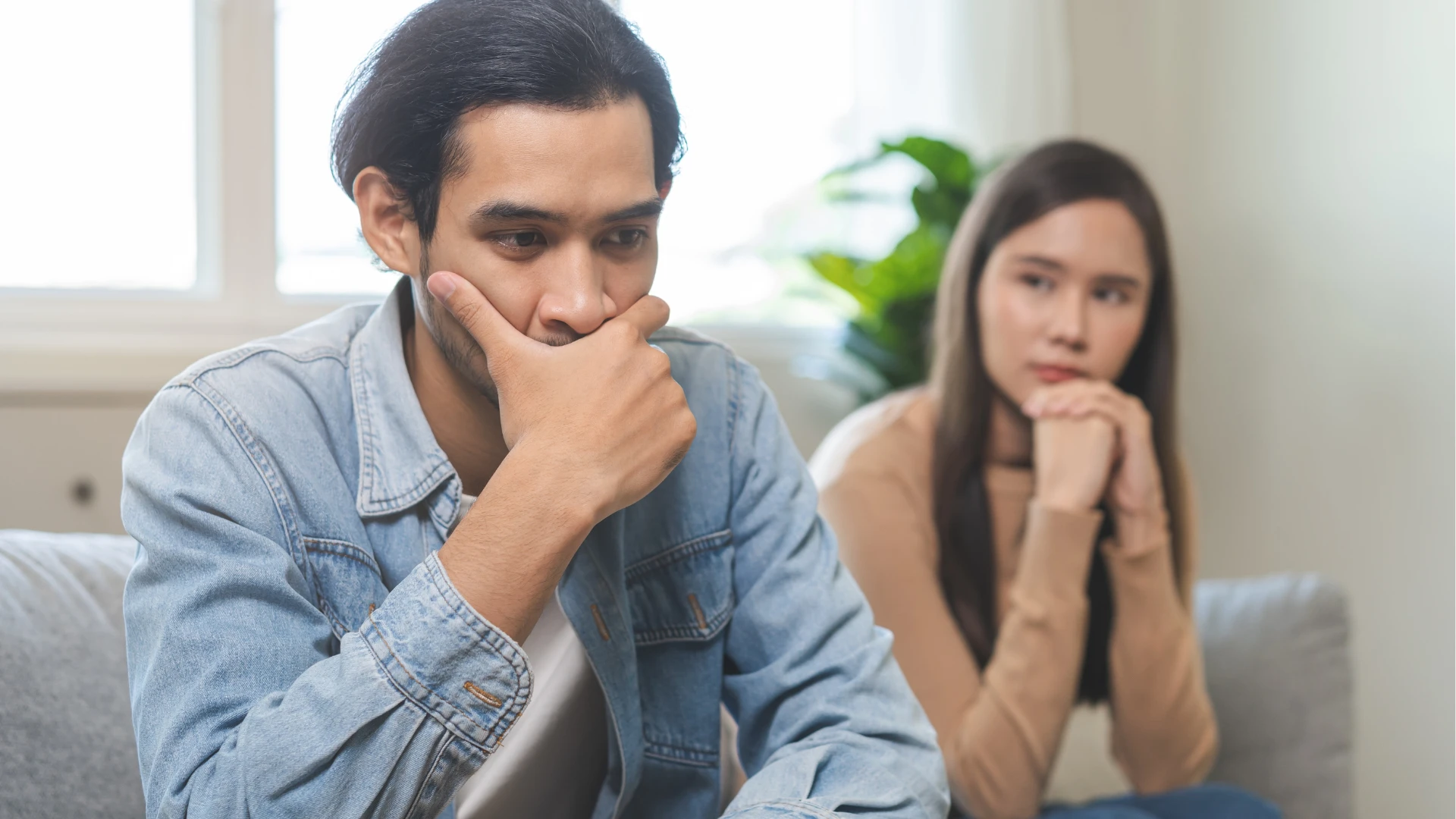 homme honteux évitant les conversations sur les problèmes relationnels avec sa femme