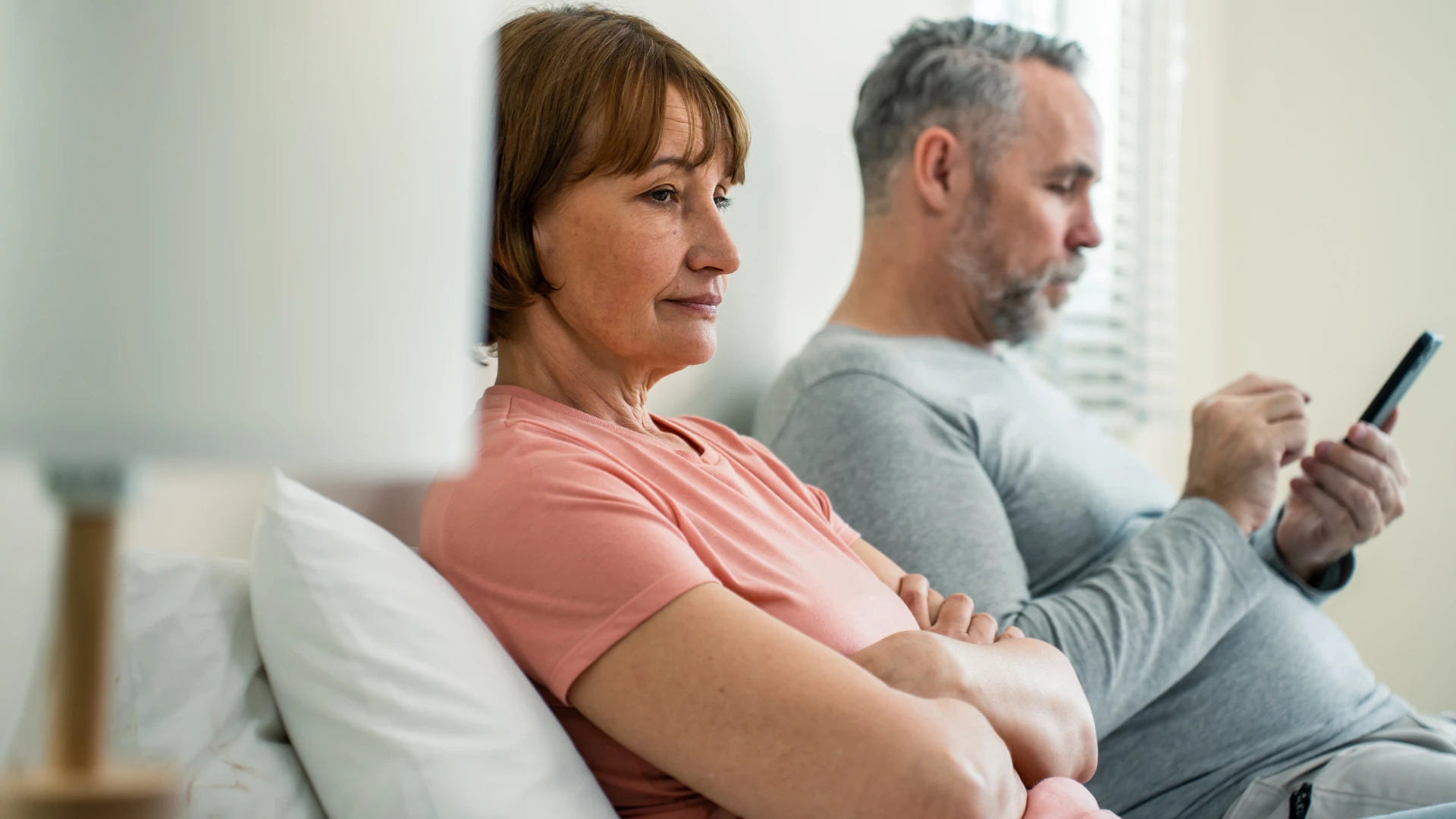 un homme au téléphone refuse de complimenter sa femme bouleversée