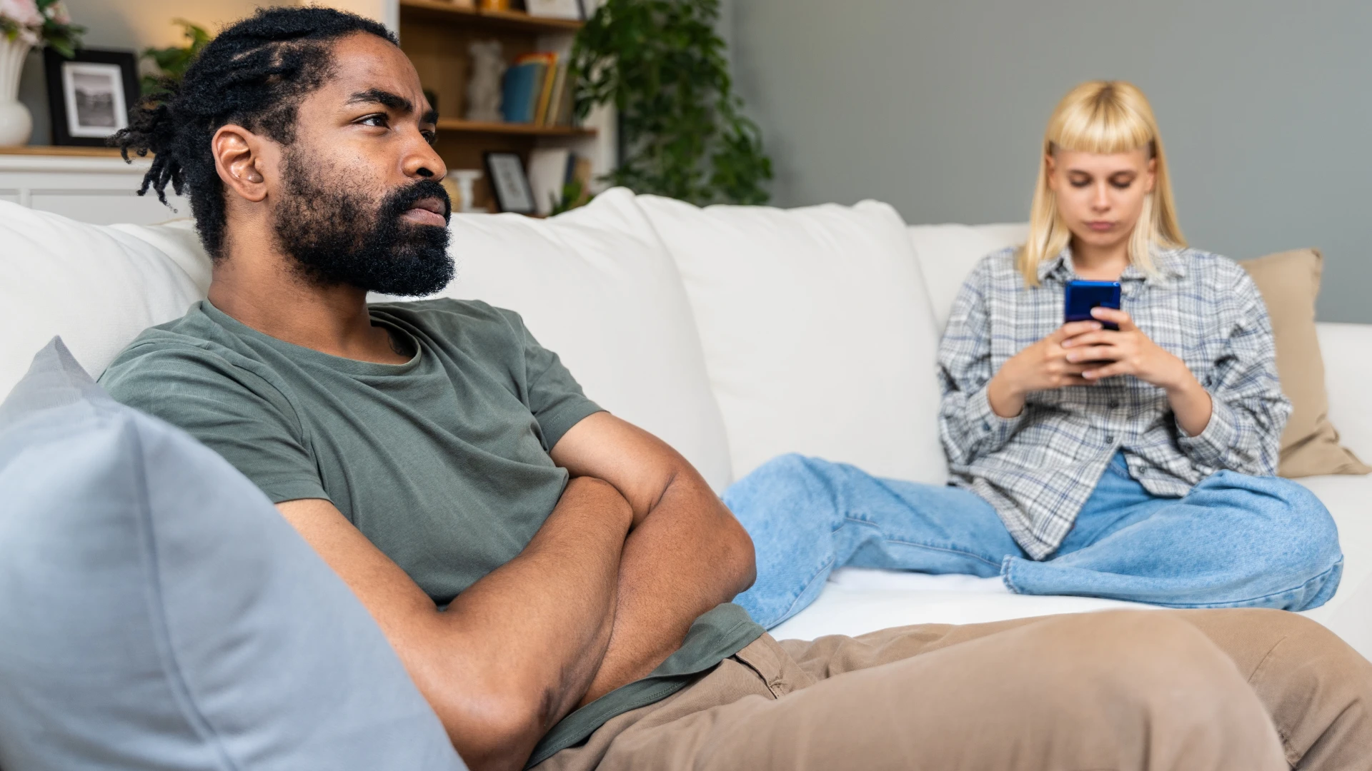 l'homme évite sa femme et les choses qui le blessent