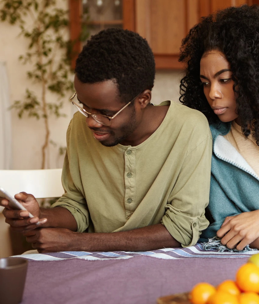 Un homme coquin au téléphone rend une femme jalouse en lui montrant une émotion collante