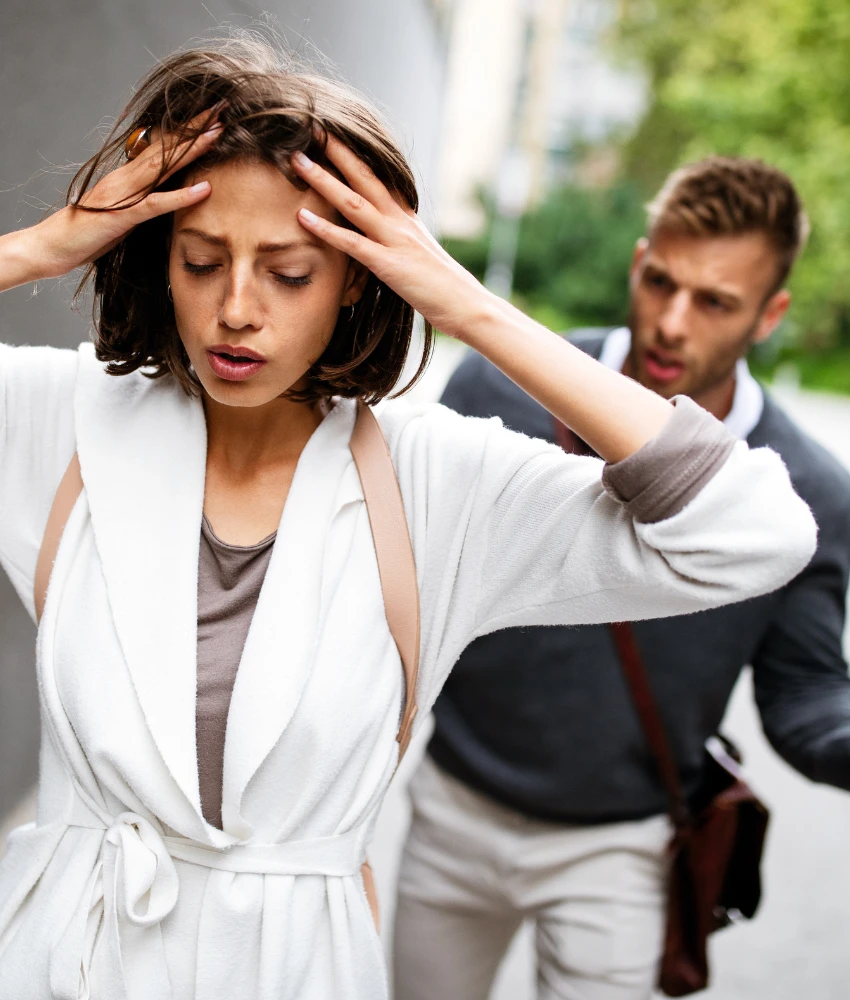 Une femme frustrée s'éloigne des plans montrant un homme collant