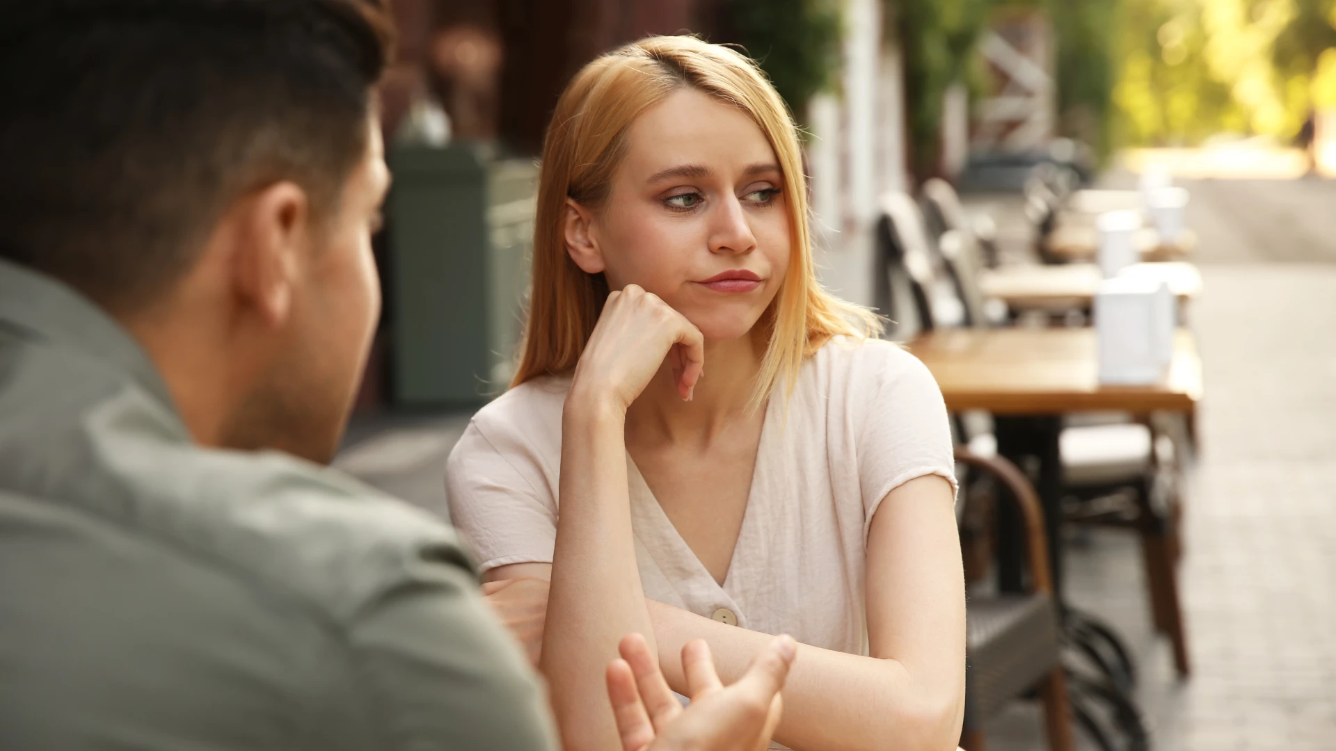 femme qui a l'air bouleversée et qui ne reflète pas son partenaire