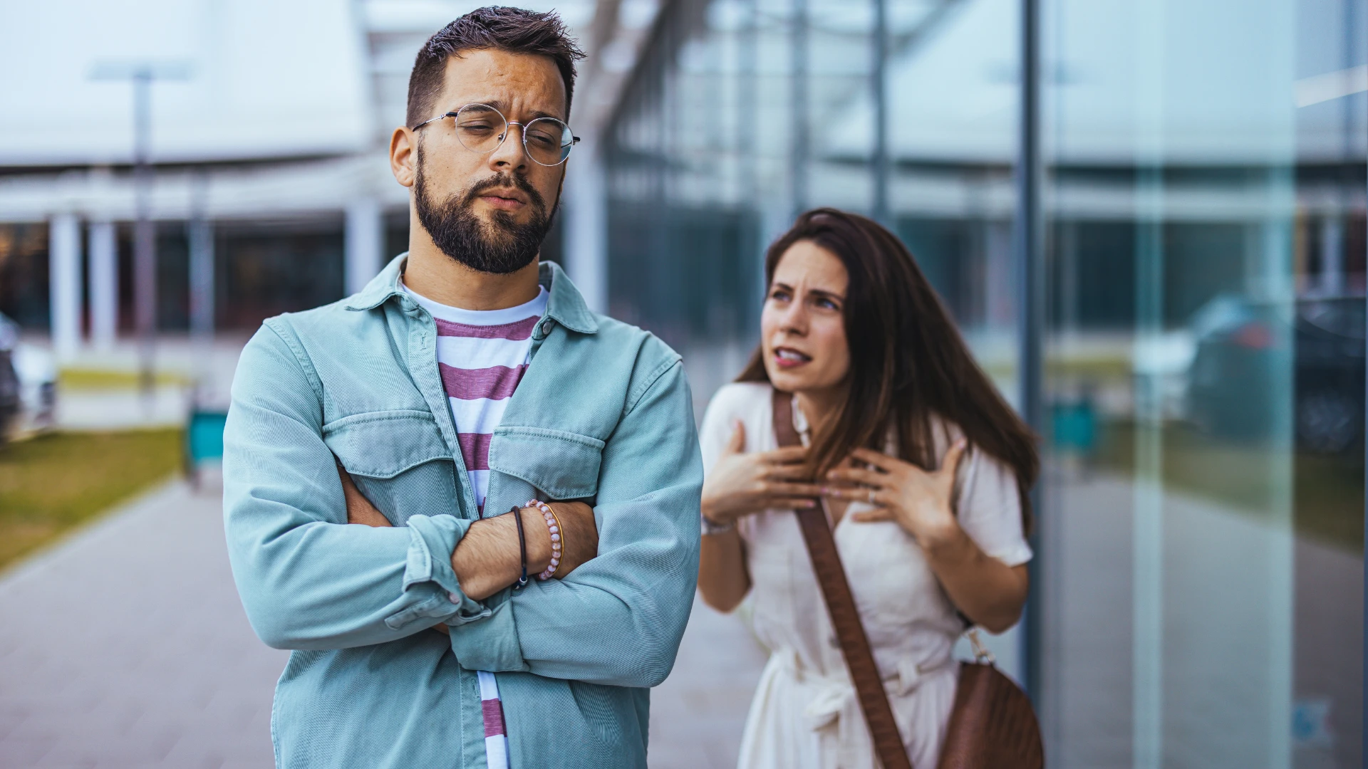 homme avec un langage corporel fermé en dispute avec une femme