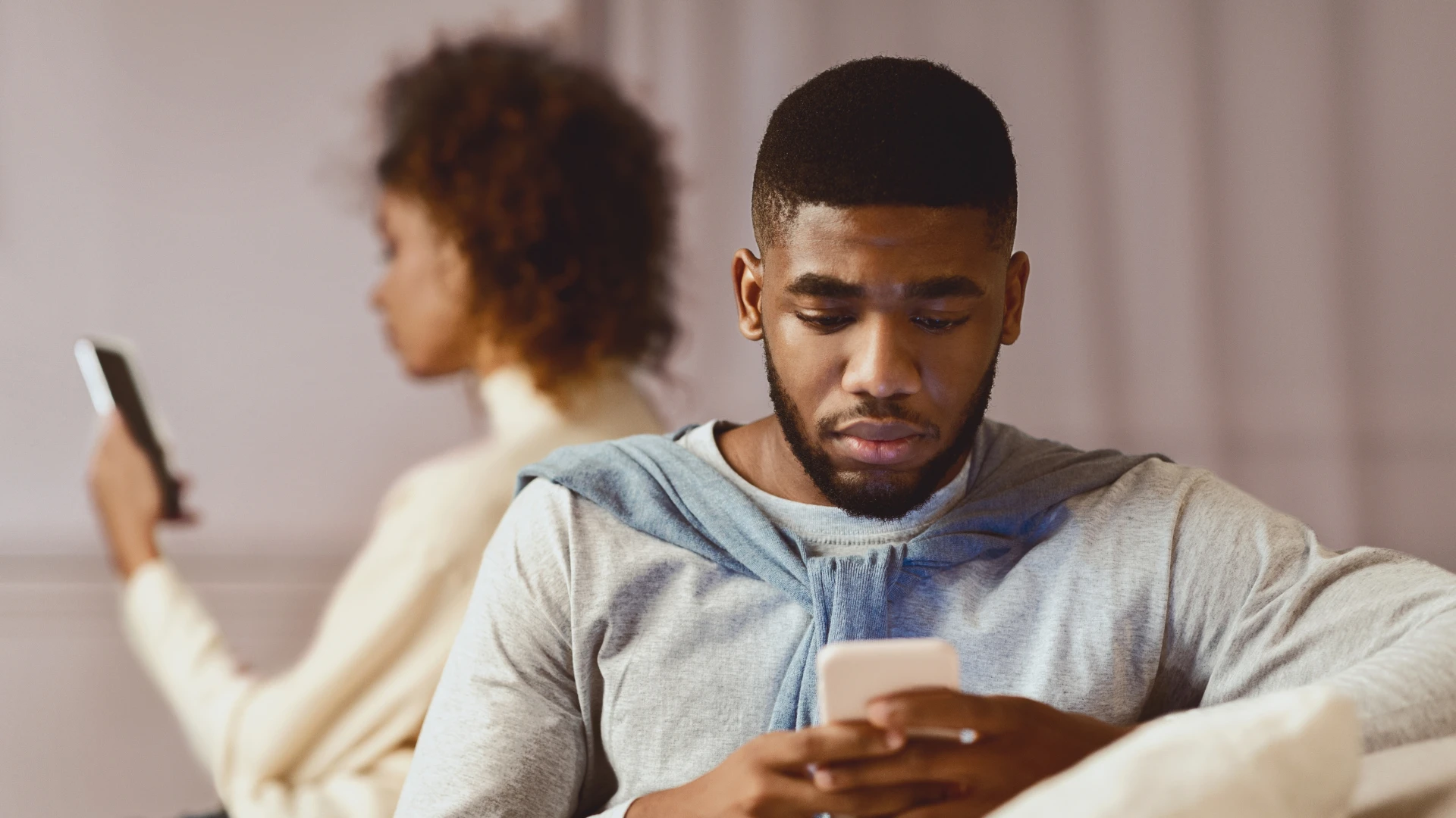 couple au téléphone au lieu de parler