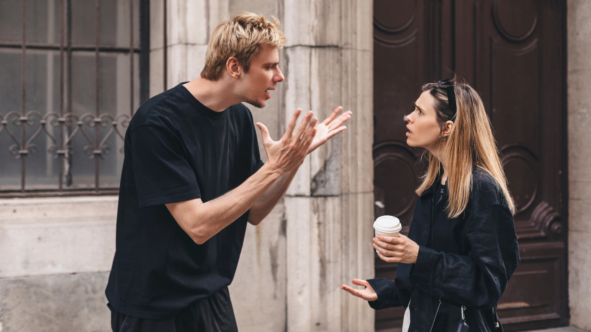 un couple visiblement agacé se disputant en public