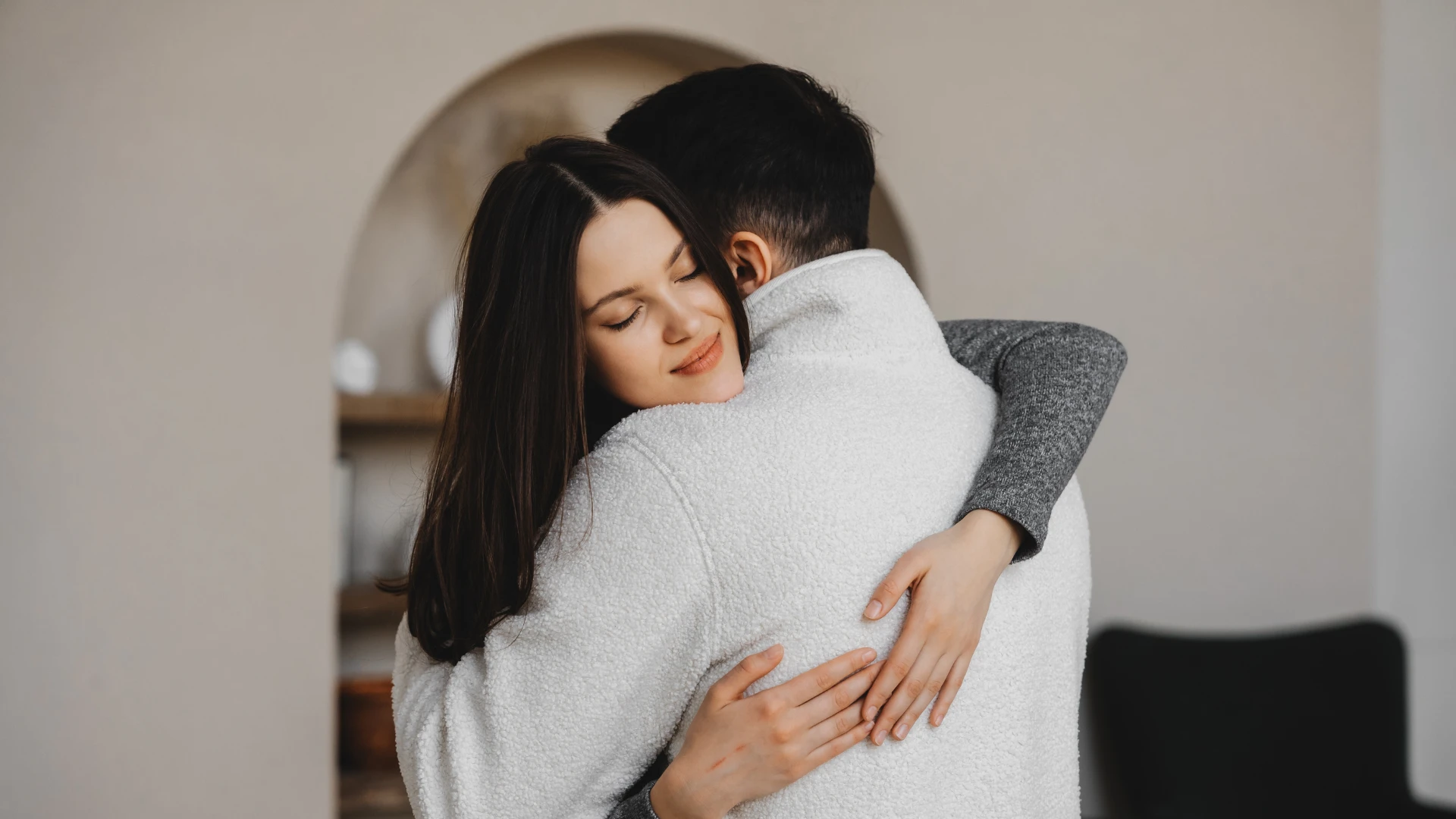 couple malheureux s'embrassant maladroitement