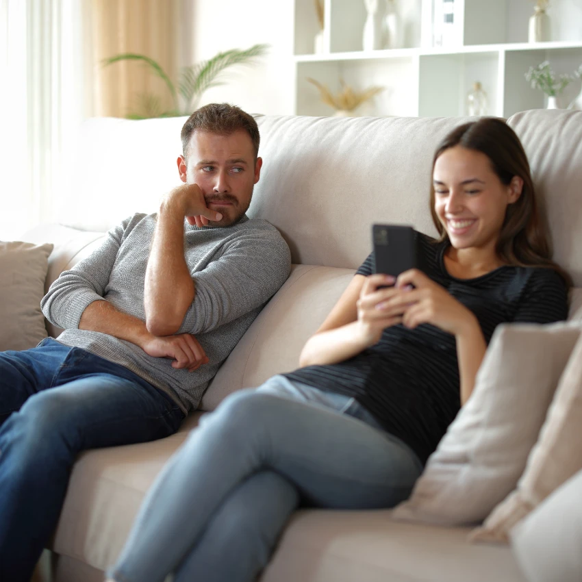 un homme qui a encore le cœur brisé car il est devenu méfiant