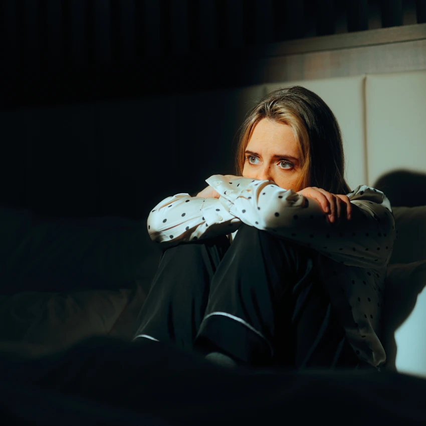 une femme qui a encore le cœur brisé à cause de quelqu'un car elle refuse de sortir avec des amis