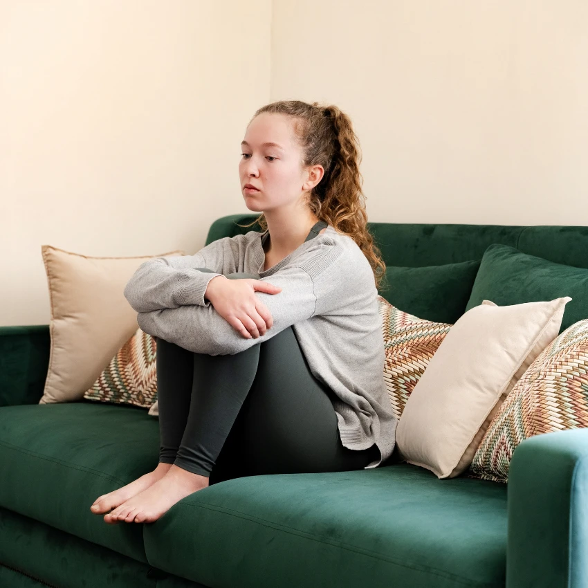 une femme qui s'installe juste pour se sentir choisie alors qu'elle tombe dans le piège selon lequel le fait d'être célibataire dit quelque chose de négatif à son sujet